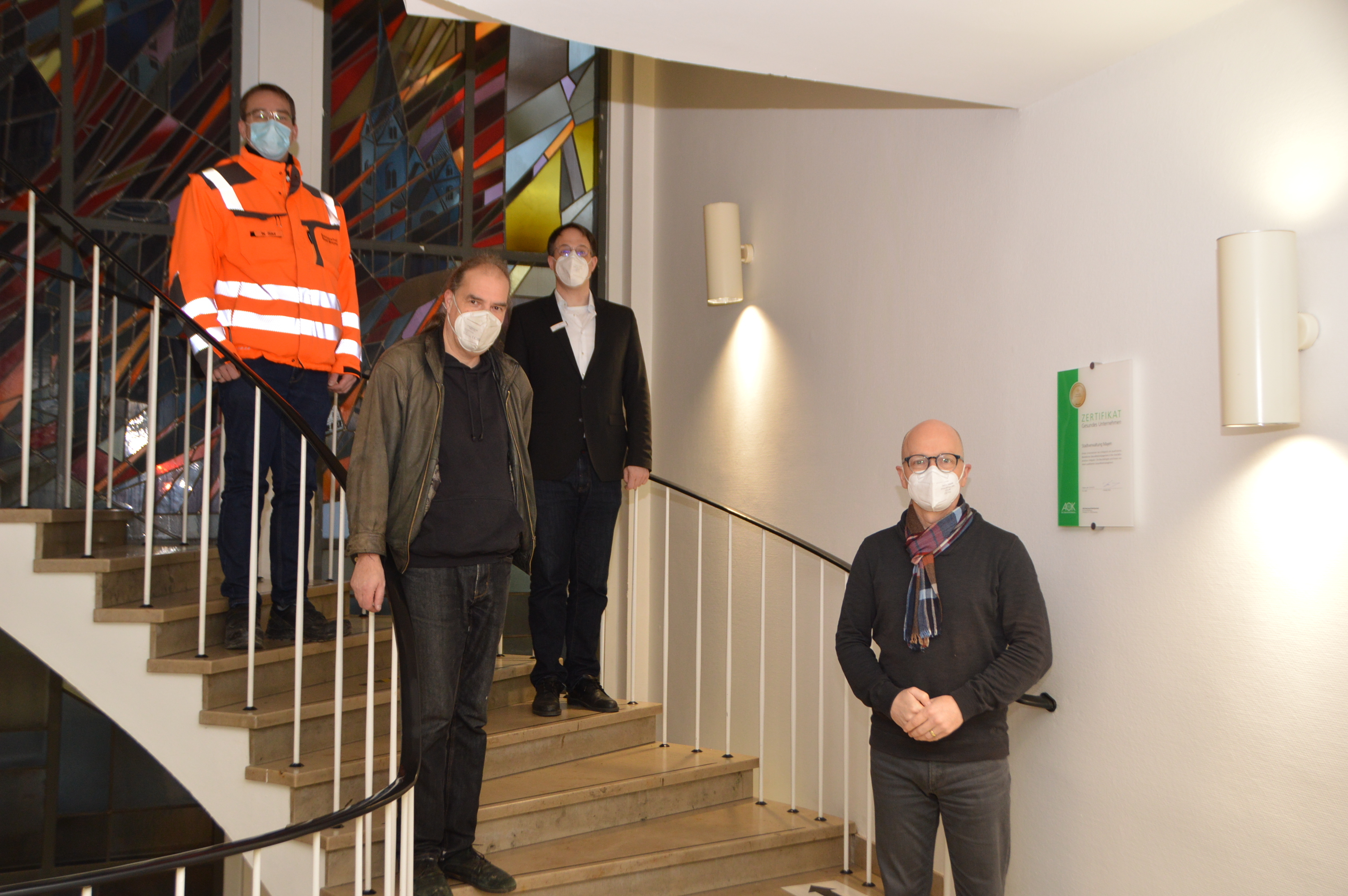 Oberbürgermeister Dirk Meid begrüßte den neuen Kollegen Holm Ruczynski im Beisein von Büroleiter Christoph Buttner und dem Leiter des städtischen Betriebshof Wolfgang Saur an. Alle Anwesenden stehen auf der Foyer Treppe in der Verwaltung mit Abstand und Maske.