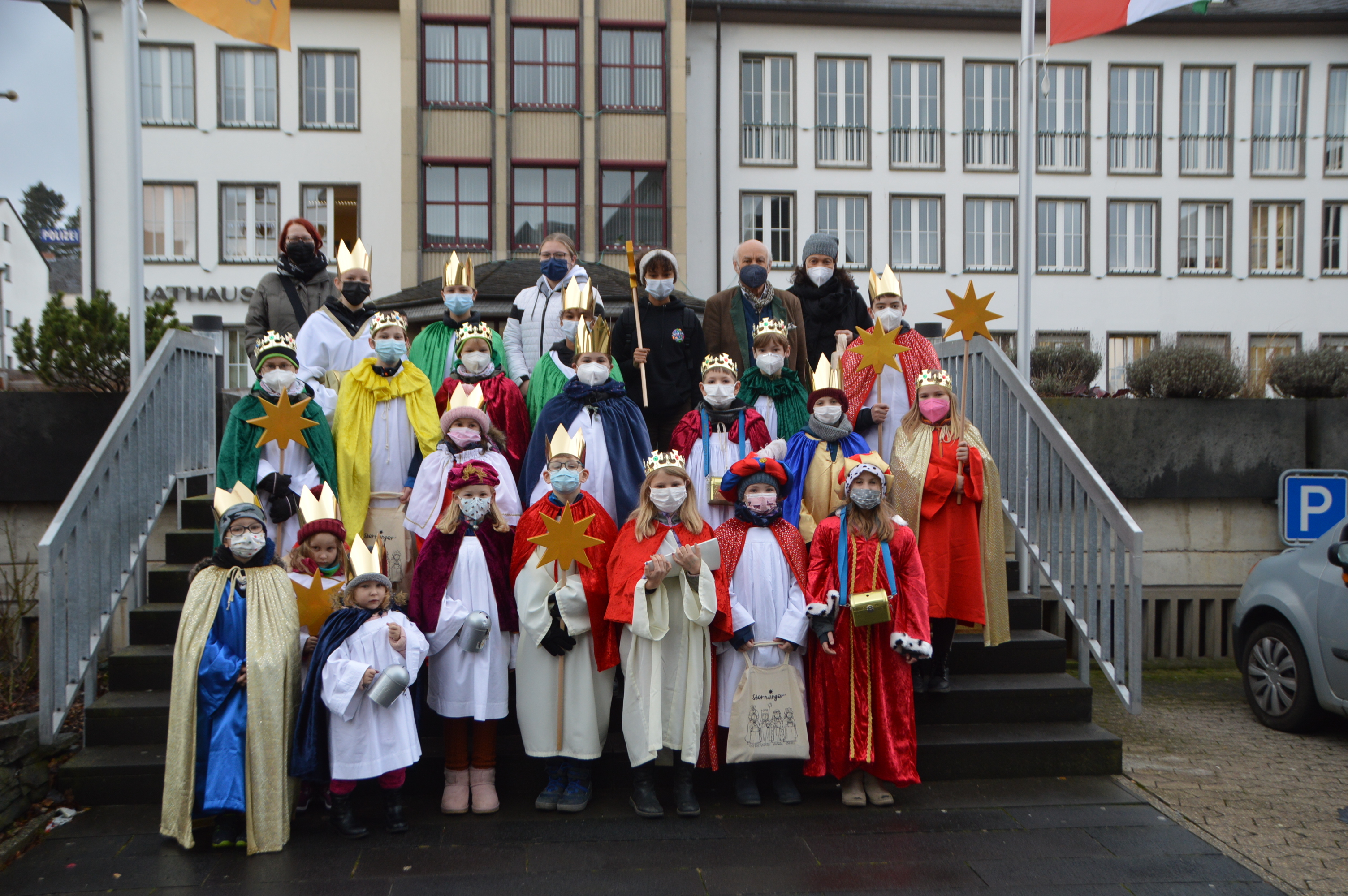 Bürgermeister Bernhard Mauel und  Sternsinger vor dem Rathaus auf der Treppe
