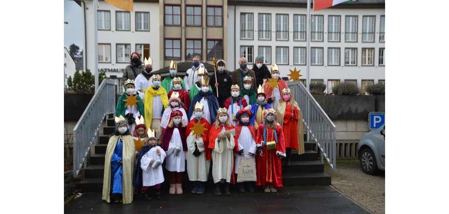 Bürgermeister Bernhard Mauel und  Sternsinger vor dem Rathaus auf der Treppe