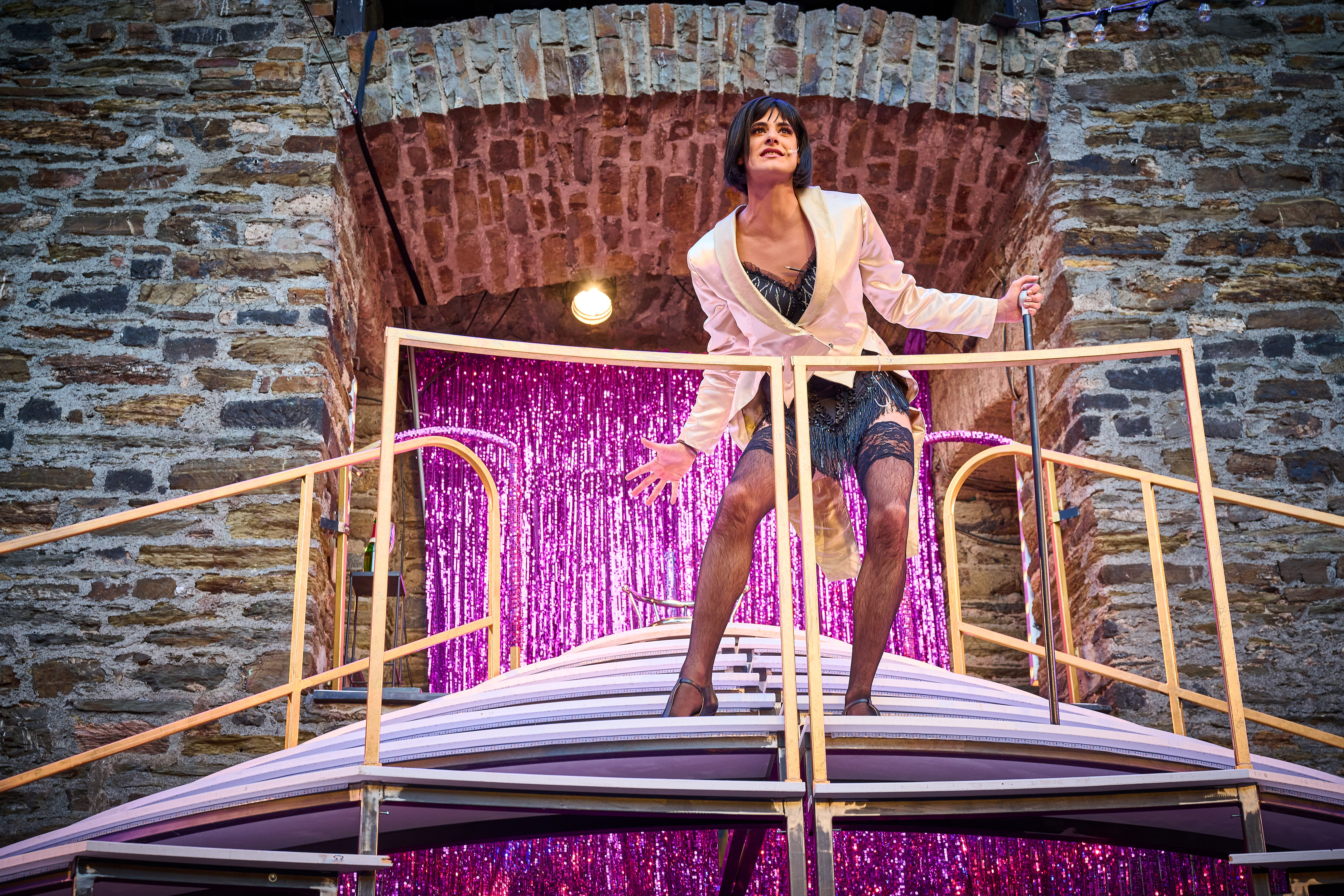 Szenefoto, Brigitte Bordeaux, Burgfestspiele Mayen, Spielzeit 2022, 29.06.2022 Musical Uraufführung von Tom van Hasselt nach dem Theaterstück von Sergej Gößner. Besetzung: Joel Zupan - Brigitte Bordeaux Sabine Brandauer - Moni, Herberts Frau, Reporterin Wolfgang Mirlach - Sebastian, Herberts Sohn Michael Ophelders - Herbert/Brigitte Thorsten Hamer - Wolfgang Steipe, Dieter, Bürgermeister Milena Weber - Maike, Sebastians Verlobte, Erika Steipe Inszenierung: Alexander May Bühnenbild: Dirk Seesemann Kostüme: Gerd Friedrich Musikalische Leitung: Matthias Flake Choreographie: Morris Perry Technische Leitung: Robert Kaes Foto: Klaus Manns