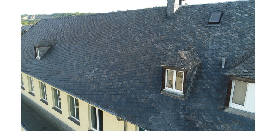 Eine Nahaufnahme vom Dach der Turnhalle