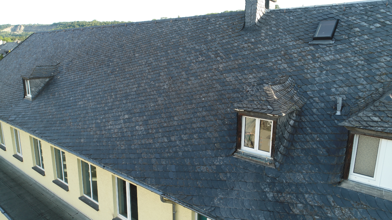 Eine Nahaufnahme vom Dach der Turnhalle