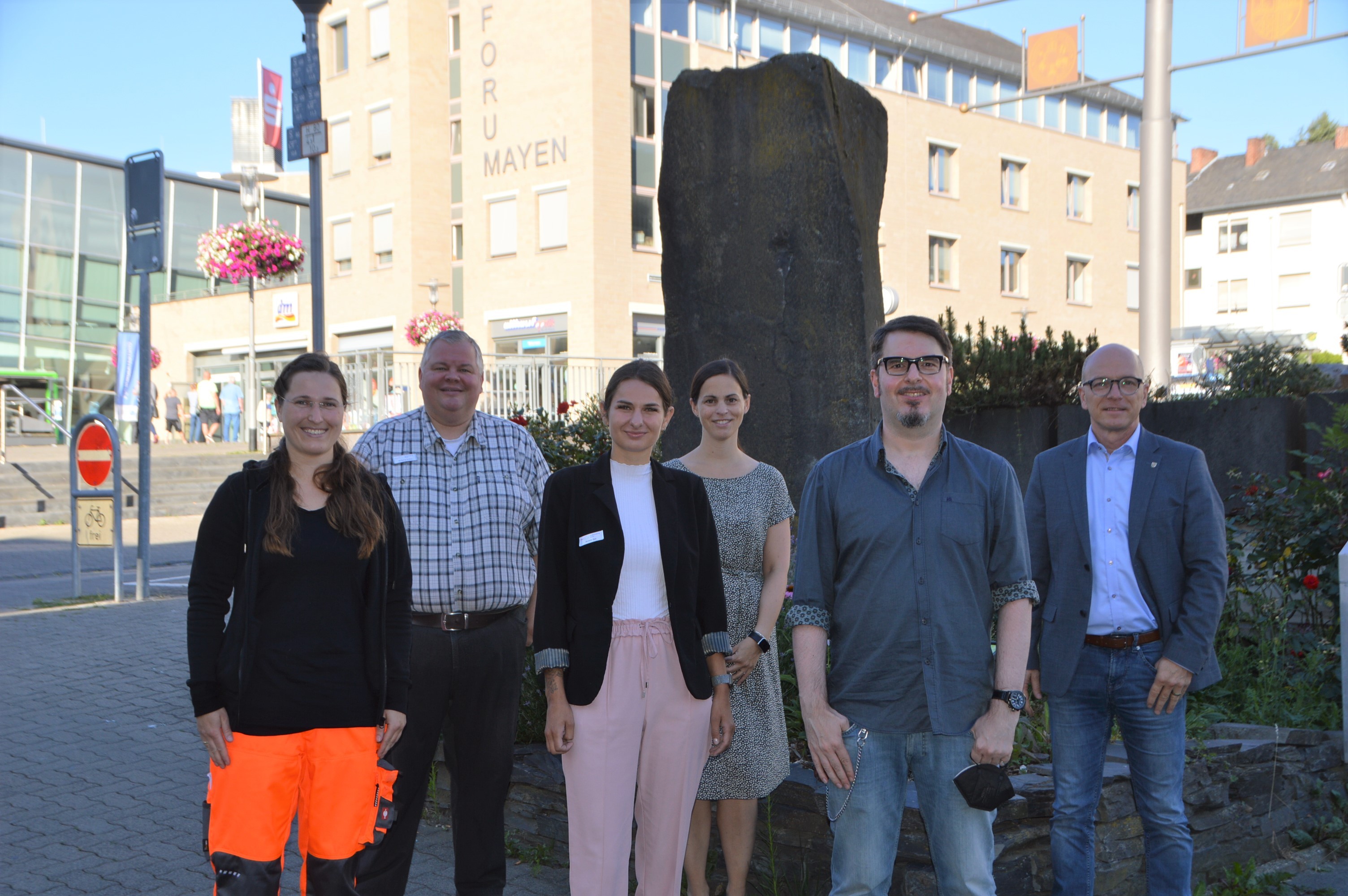 v.l.n.r.: Hanna Kretzer, Personalratsvorsitzender Wolfgang Goeken, Michelle Ewe, Büroleiterin Jasmin Alter, Tobias Härtling und Oberbürgermeister Dirk Meid vor dem Rathaus