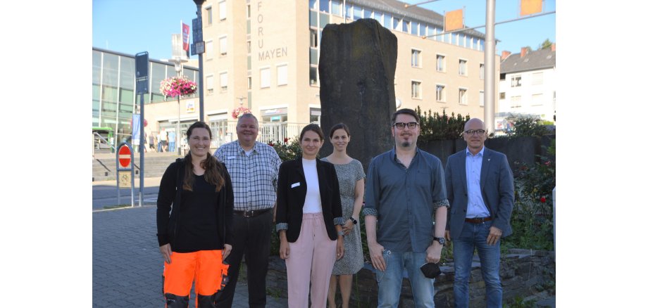 v.l.n.r.: Hanna Kretzer, Personalratsvorsitzender Wolfgang Goeken, Michelle Ewe, Büroleiterin Jasmin Alter, Tobias Härtling und Oberbürgermeister Dirk Meid vor dem Rathaus