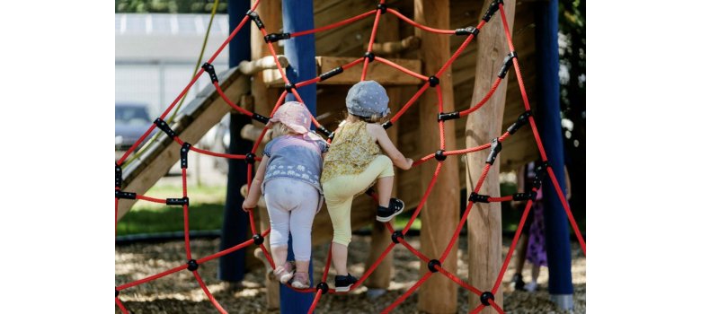Zwei Kinder auf einem Klettergerüst