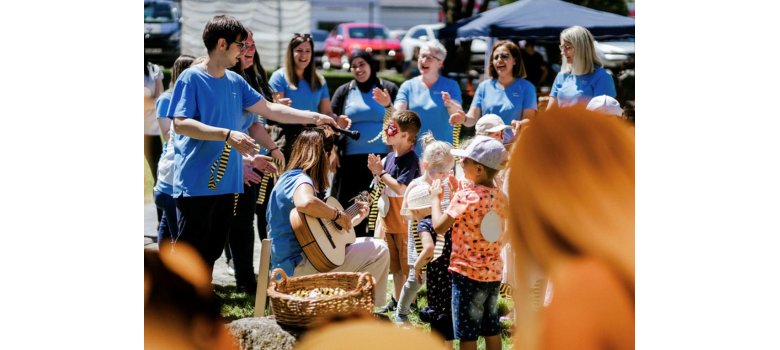 Erwachsene und Kinder singen und Tanzen gemeinsam