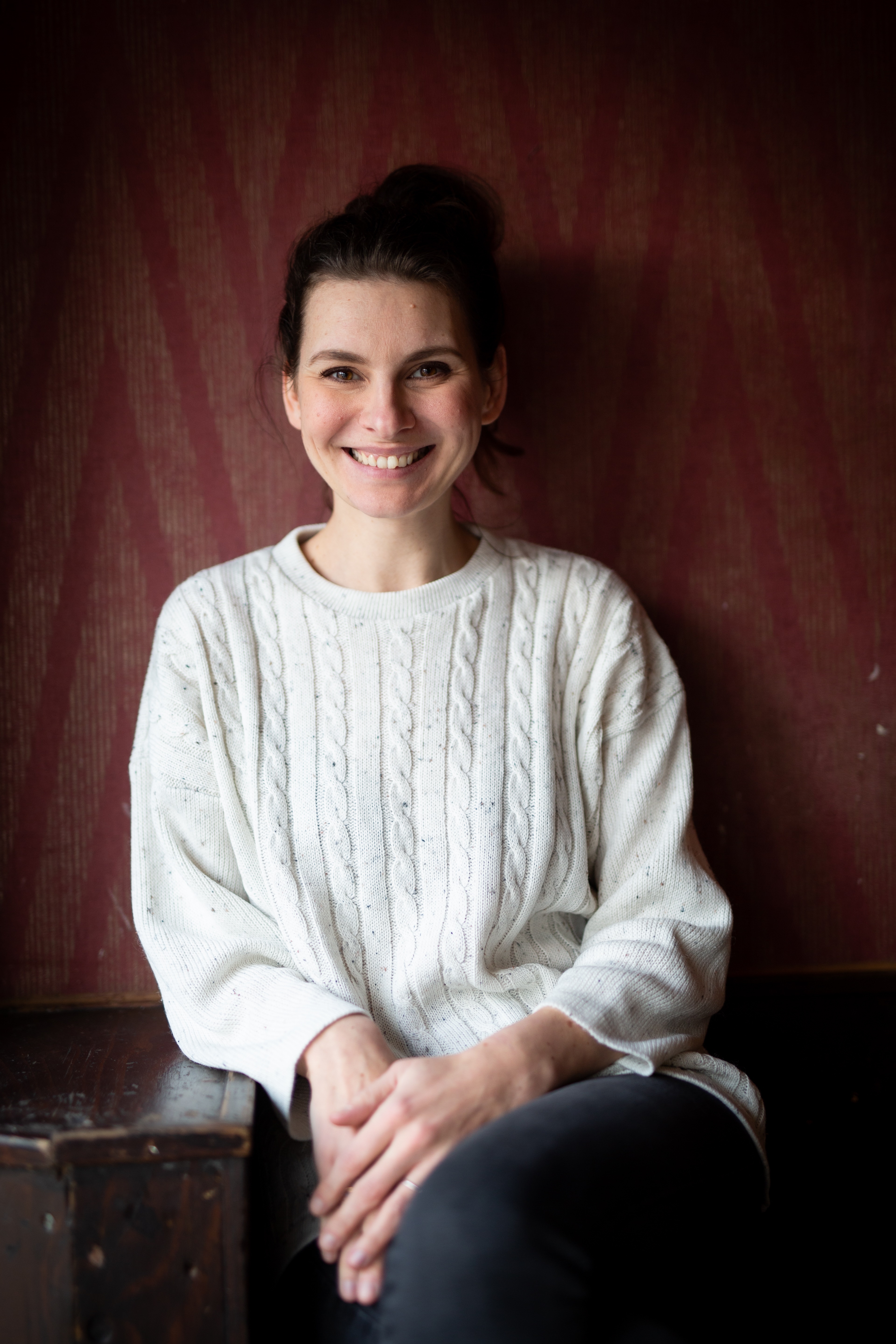 Judith Poznan vor einem dunklen Hintergrund