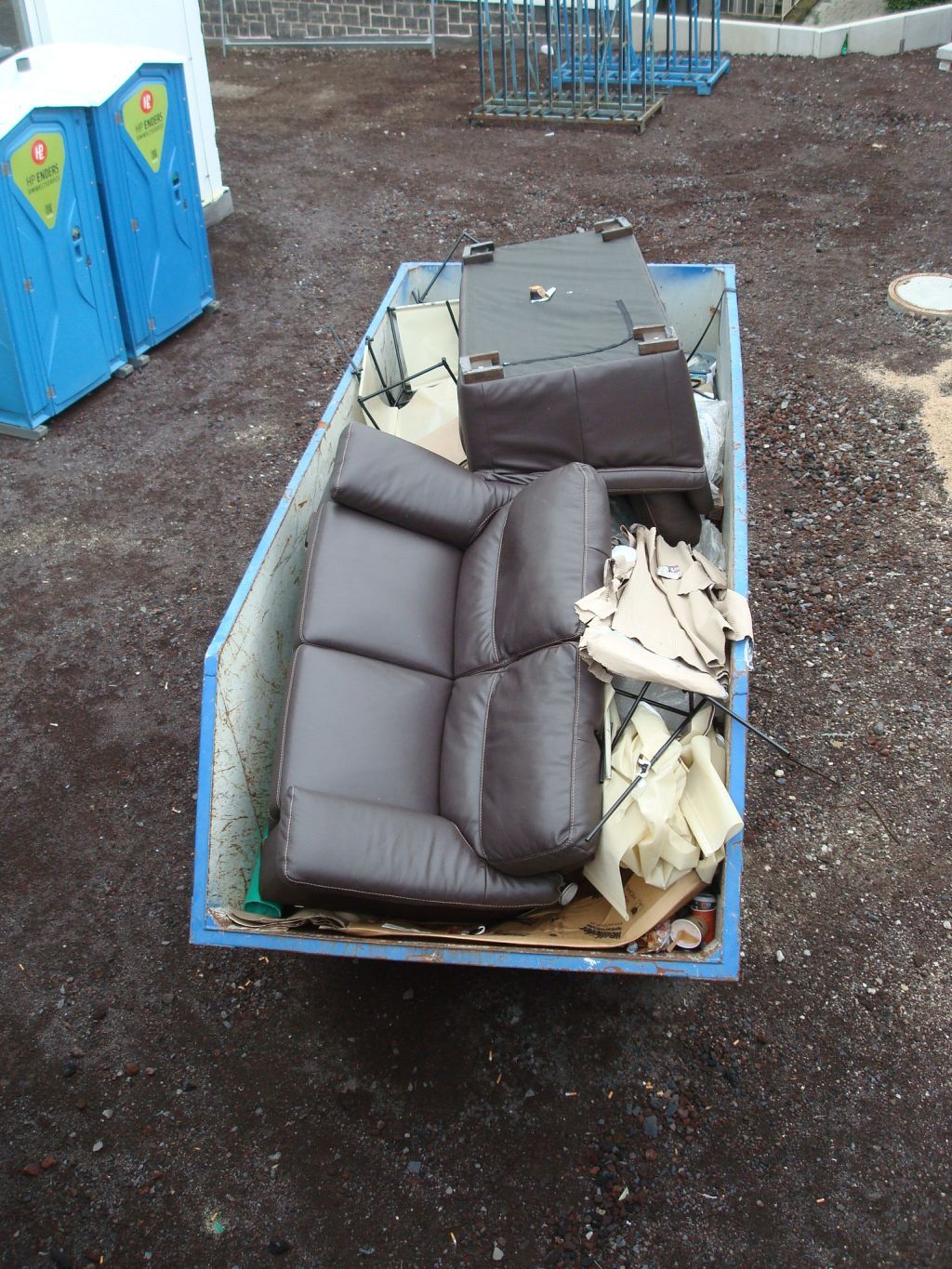 Müll in einem Abfallcontainer am Feuerwehrdepot