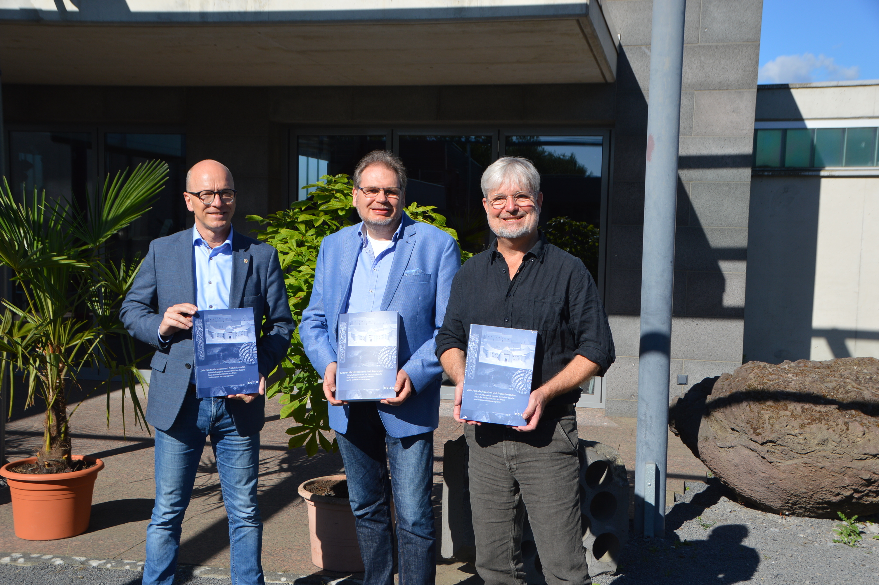 Dr. Holger Schaaff und sein Kollege Dr. Lutz Grunwald überreichten Oberbürgermeister Dirk Meid den 45. Band der Reihe RGZM - Tagungen