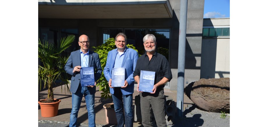 Dr. Holger Schaaff und sein Kollege Dr. Lutz Grunwald überreichten Oberbürgermeister Dirk Meid den 45. Band der Reihe RGZM - Tagungen