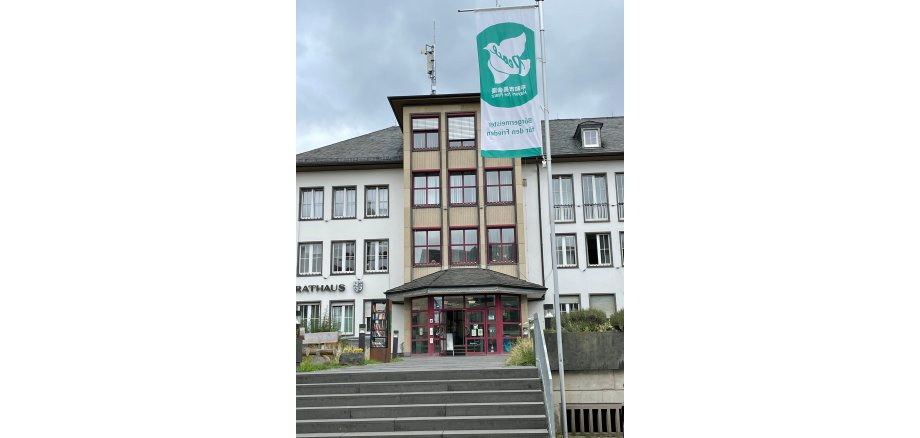 Die Flagge der „Mayors for Peace“ vor dem Rathaus . 