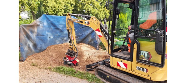 Ein Kollege arbeitet mit einem Bagger