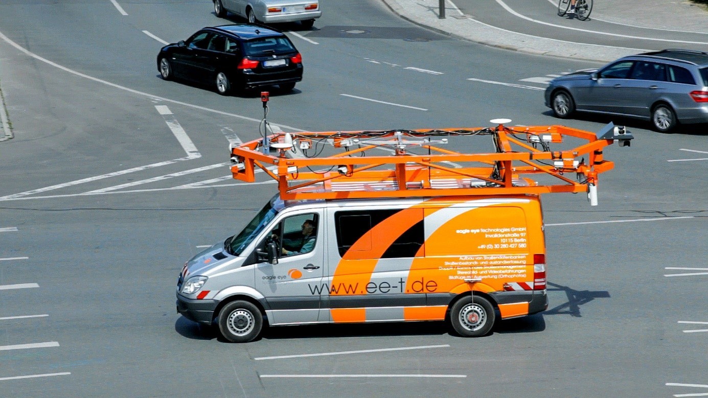 Vermessungsfahrzeug auf einer Straße