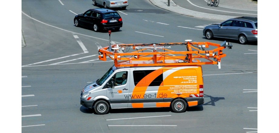 Vermessungsfahrzeug auf einer Straße