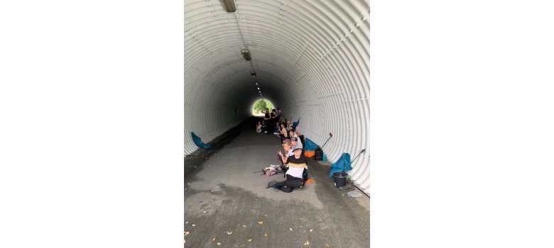 Die Schülerinnen und Schüler bei einer kurzen Pause in einem Tunnel
