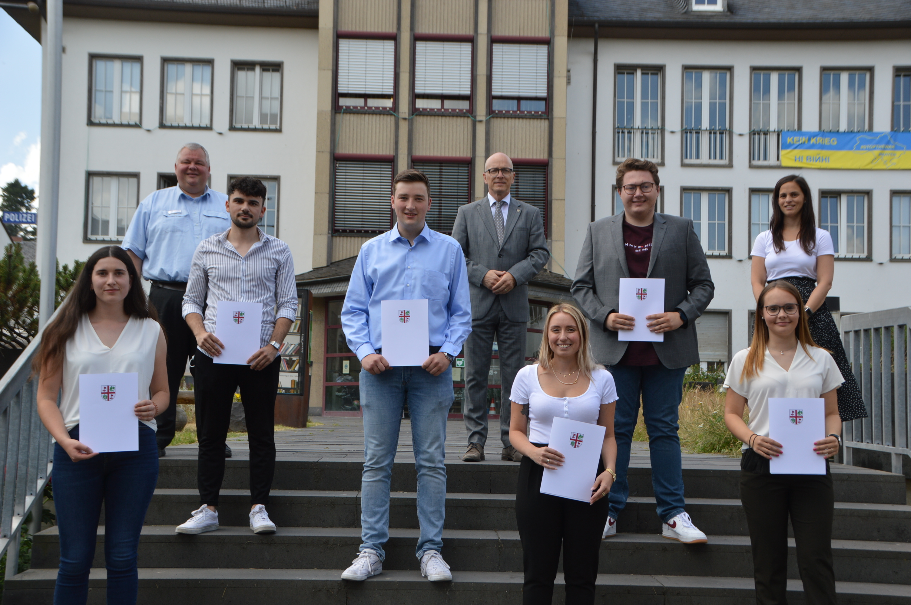 Von links nach rechts: Vorderer Reihe die Anwärter: Teresa Welling, Isabell Verhagen und Lilly Flinsch Mittlere Reihe die Anwärter: Paul Dietz, Tim Geisen und Elias Wilbert Hintere Reihe: Personalratsvorsitzender Wolfgang Goeken, Oberbürgermeister Dirk Meid und Büroleiterin Jasmin Alter  - auf der Treppe vor der Stadtverwaltung