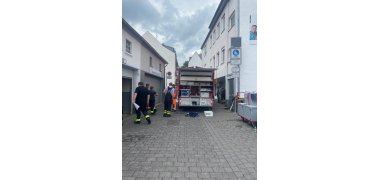 Zahlreiche Einsatzkräfte sind im Einsatz um die Rauchentwicklung schnellmöglich einzudämmen und zu beheben. 