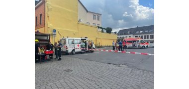 Zahlreiche Einsatzkräfte sind im Einsatz um die Rauchentwicklung schnellmöglich einzudämmen und zu beheben. 