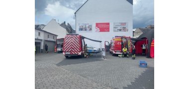 Zahlreiche Einsatzkräfte sind im Einsatz um die Rauchentwicklung schnellmöglich einzudämmen und zu beheben. 