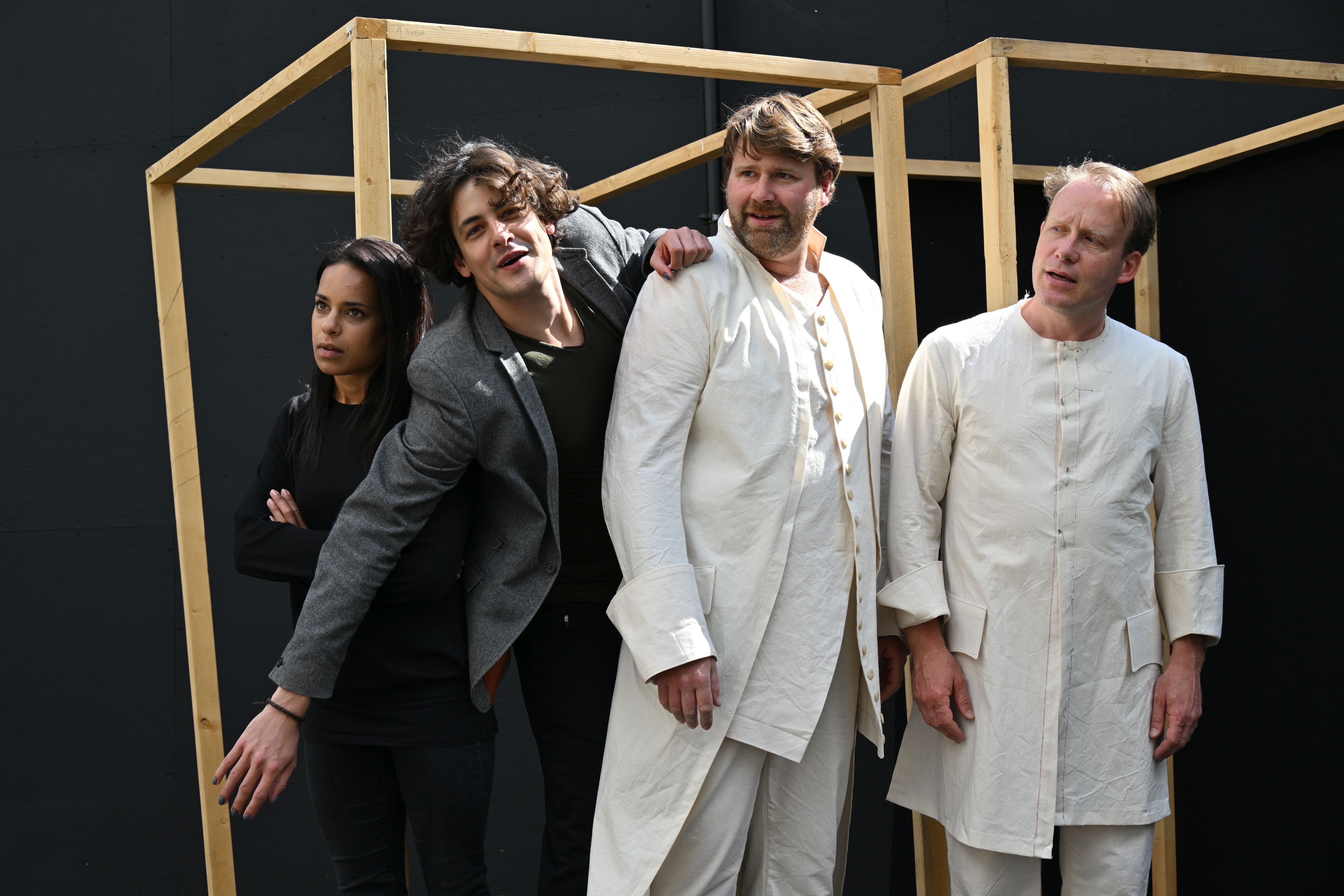 Milena Weber, Joel Zupan, Thorsten Hamer, Wolfgang Mirlach in Kostümen vor einem Holzgerüst