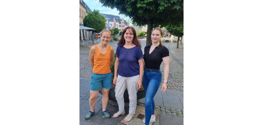 Ina Rüber - Gleichstellungsbeauftragte der Stadt Mayen, Lea Bales - Gleichstellungbeauftrage Kreis Mayen-Koblenz und Melissa Brang - Gleichstellungsbeauftragte Verbandsgemeinde Vordereifel stehen auf dem Marktplatz Mayen  in einer Reihe nebeneinander