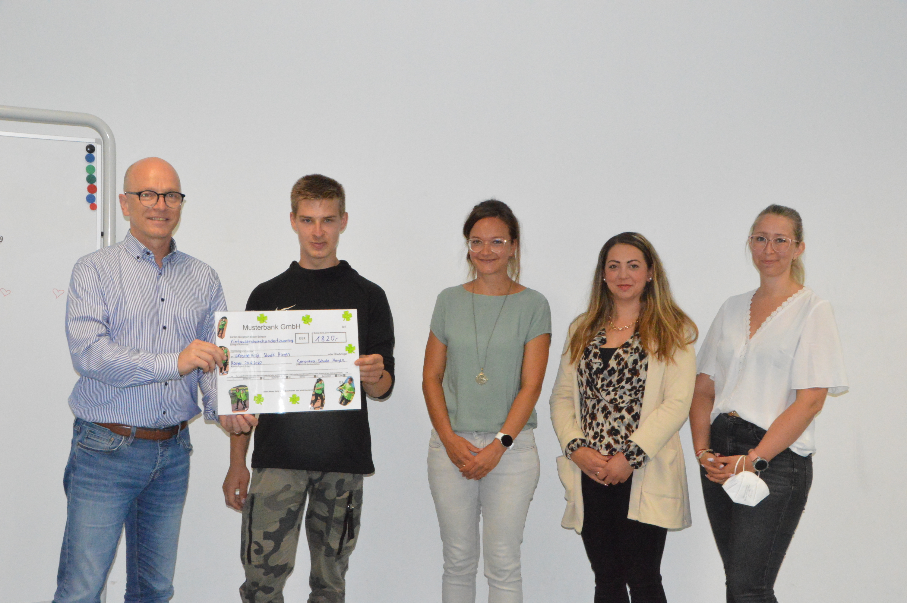 von links nach rechts: Oberbürgermeister Dirk Meid, Schülersprecher Luca, die Direktorin der Genoveva Schule Frau Rosche, Schülerelternsprecherin Frau Krück und Frau Frank von der Stadtverwaltung Mayen.  - Übergabe des Spendenschecks