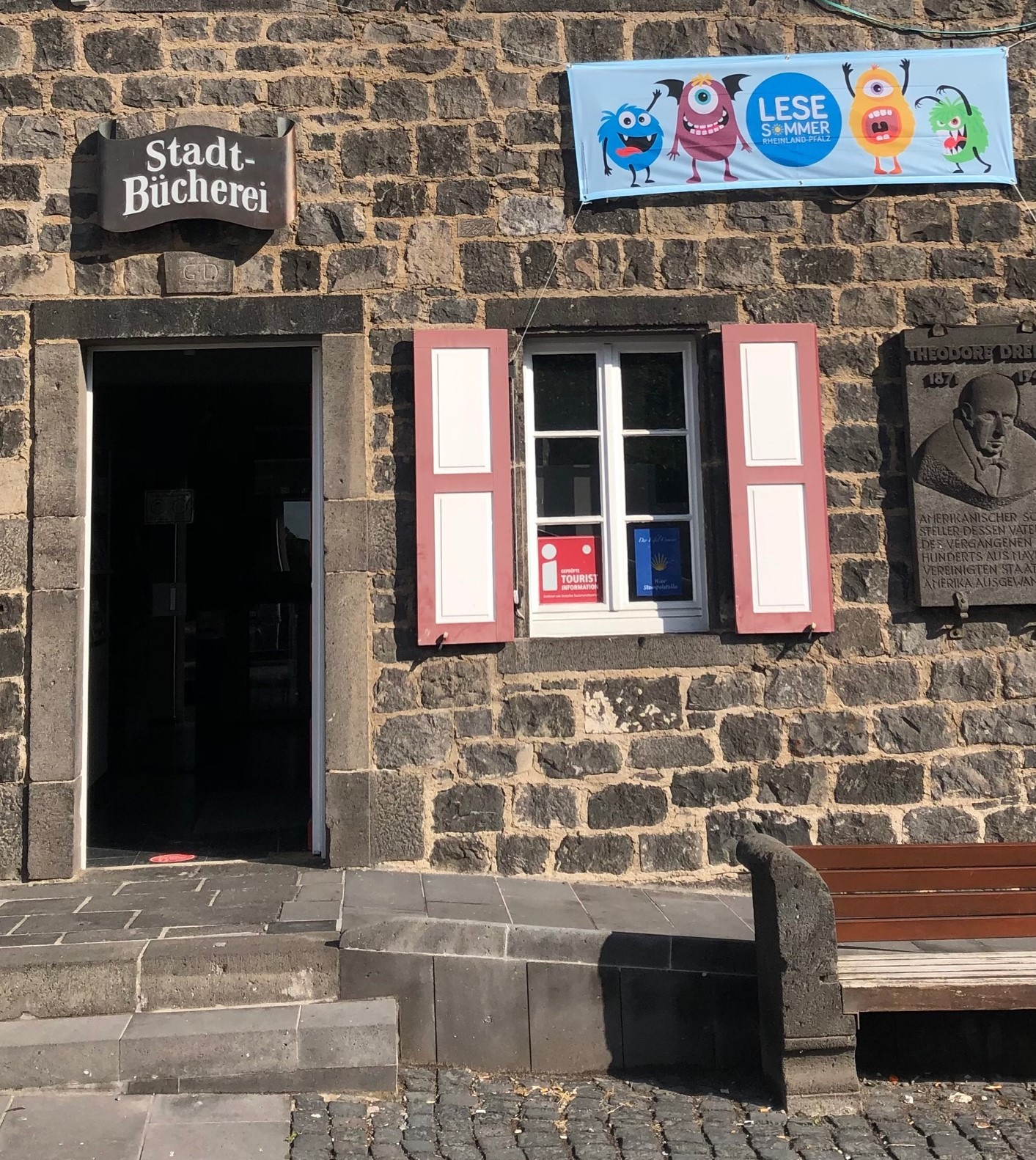 Gebäudeeingang der Stadtbücherei Mayen 