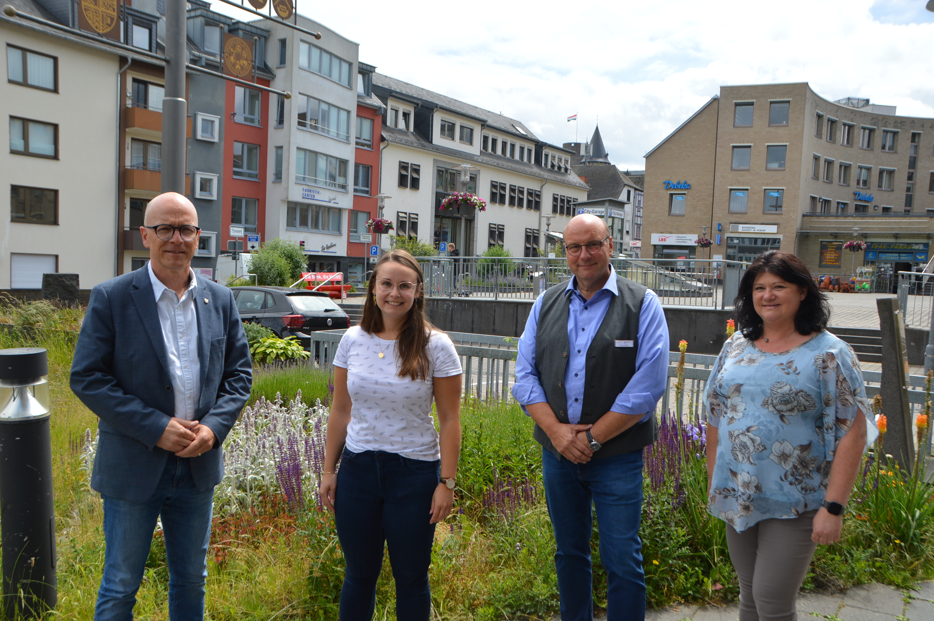 von links nach rechts: Oberbürgermeister Dirk Meid, Nadja Jülich, Klaus Künzer aus dem Zentralbereich 1.1 Verwaltungssteuerung, Büroleitung sowie stellvertretende Personalratsvorsitzende Dagmar Luxem vor dem Rathaus