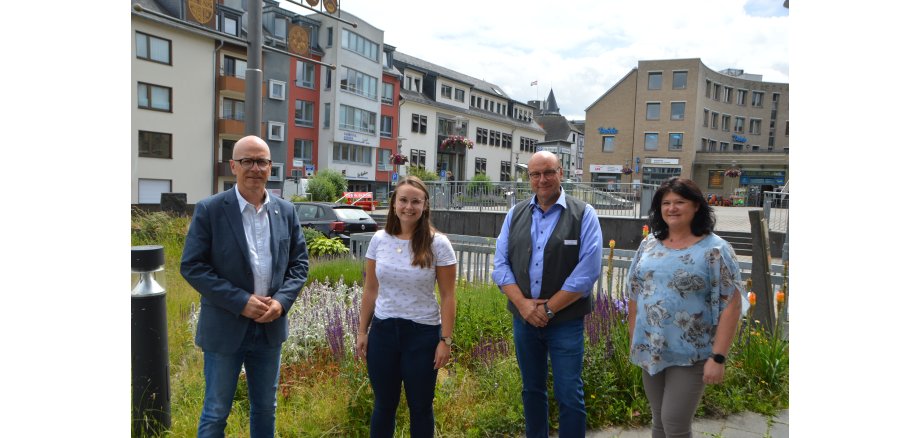 von links nach rechts: Oberbürgermeister Dirk Meid, Nadja Jülich, Klaus Künzer aus dem Zentralbereich 1.1 Verwaltungssteuerung, Büroleitung sowie stellvertretende Personalratsvorsitzende Dagmar Luxem vor dem Rathaus