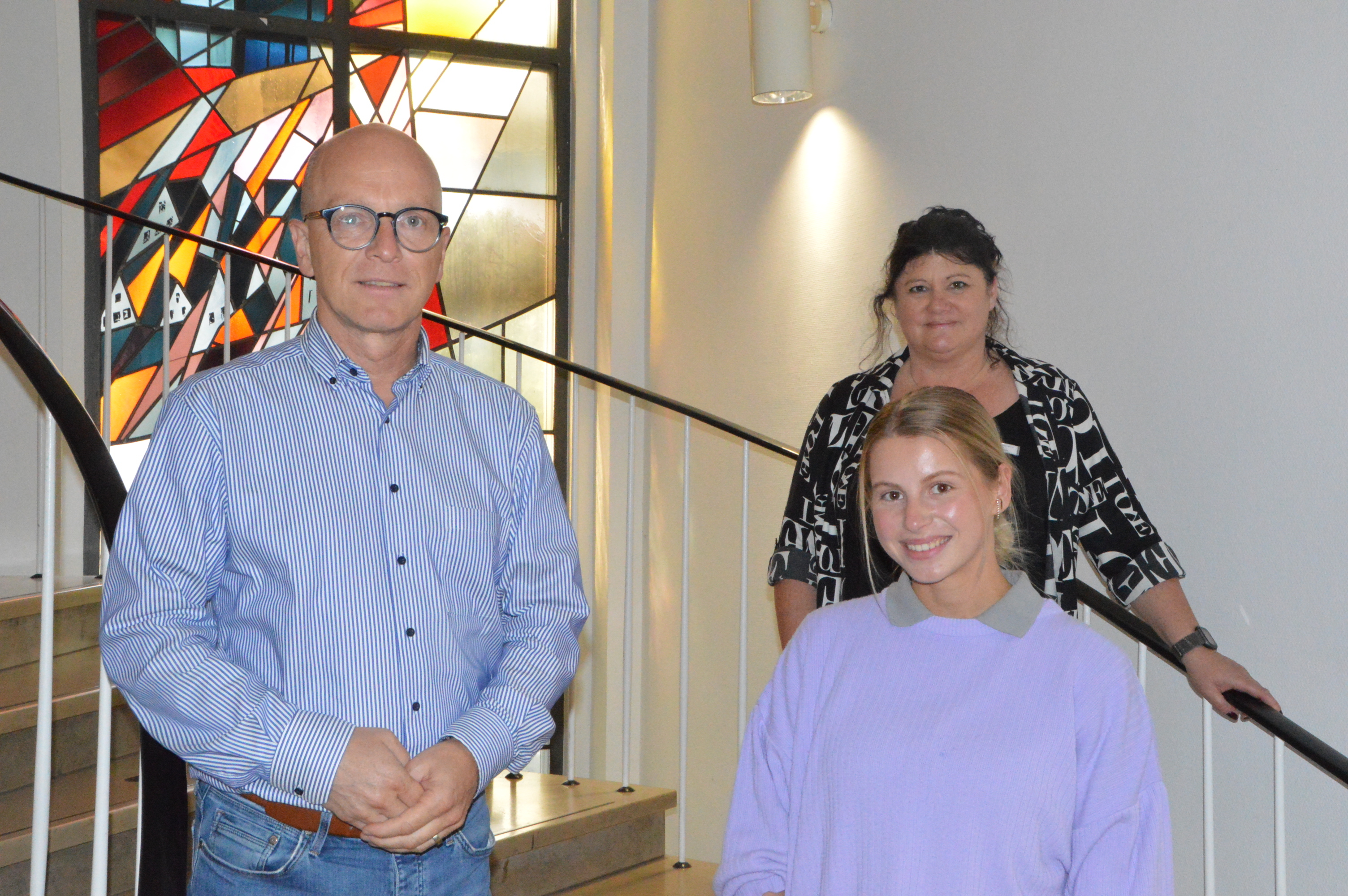 von links nach rechts: Oberbürgermeister Dirk Meid, Chiara Götte und Dagmar Luxem vom Personalrat auf der Treppe des Rathauses