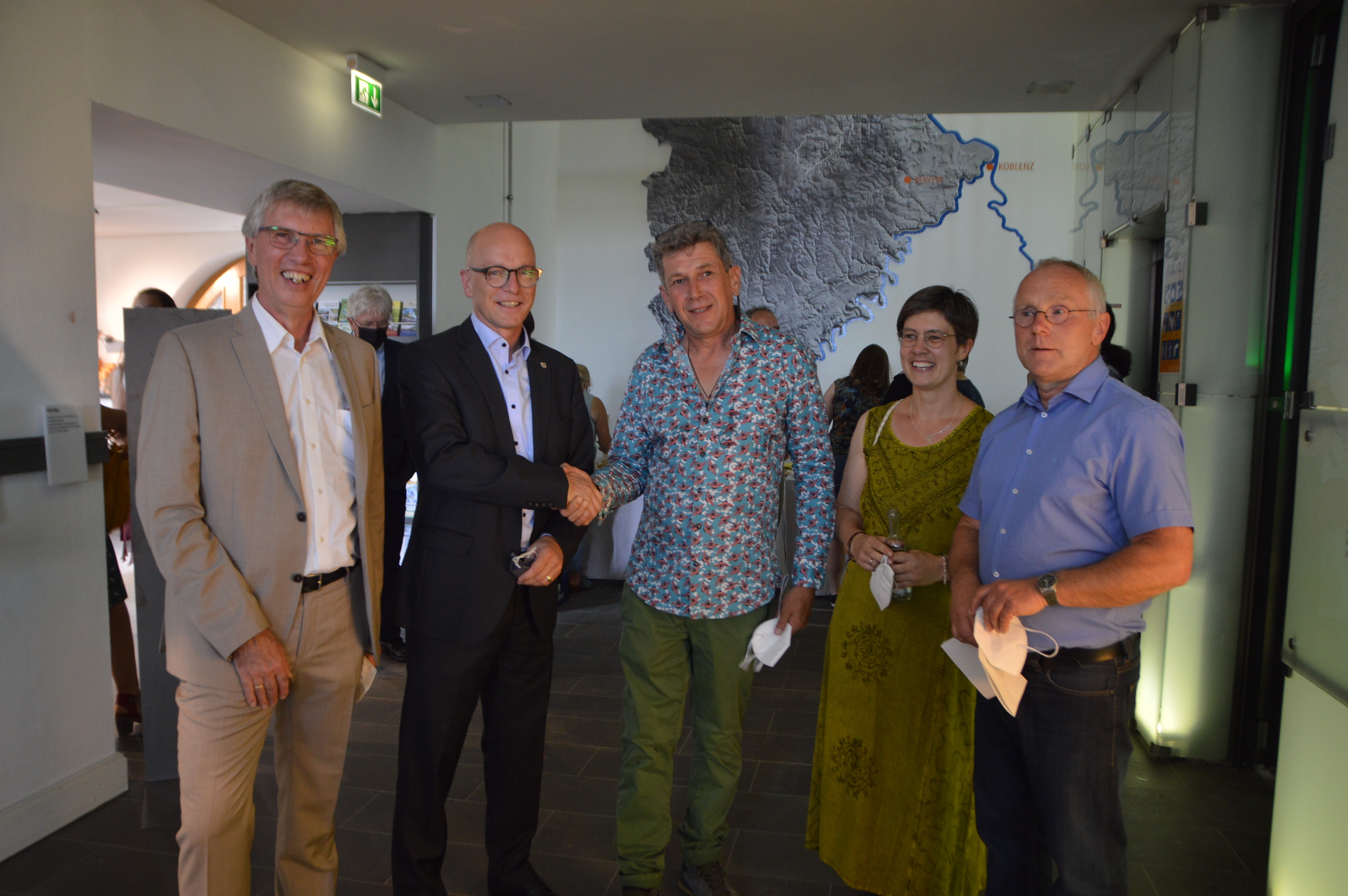 v.l.n.r.: Staatssekretär Dr. Erwin Manz, Oberbürgermeister Dirk Meid, Bienenfotograf Eric Tourneret, Dr. Saskia Wöhl - stellv. Leiterin und Dr. Christoph Otten – Leiter des Rheinland-Pfälzischen Fachzentrum für Bienen und Imkerei des DLR Westerwald-Osteifel bei der Ausstellung Das Genie der Honigbiene   