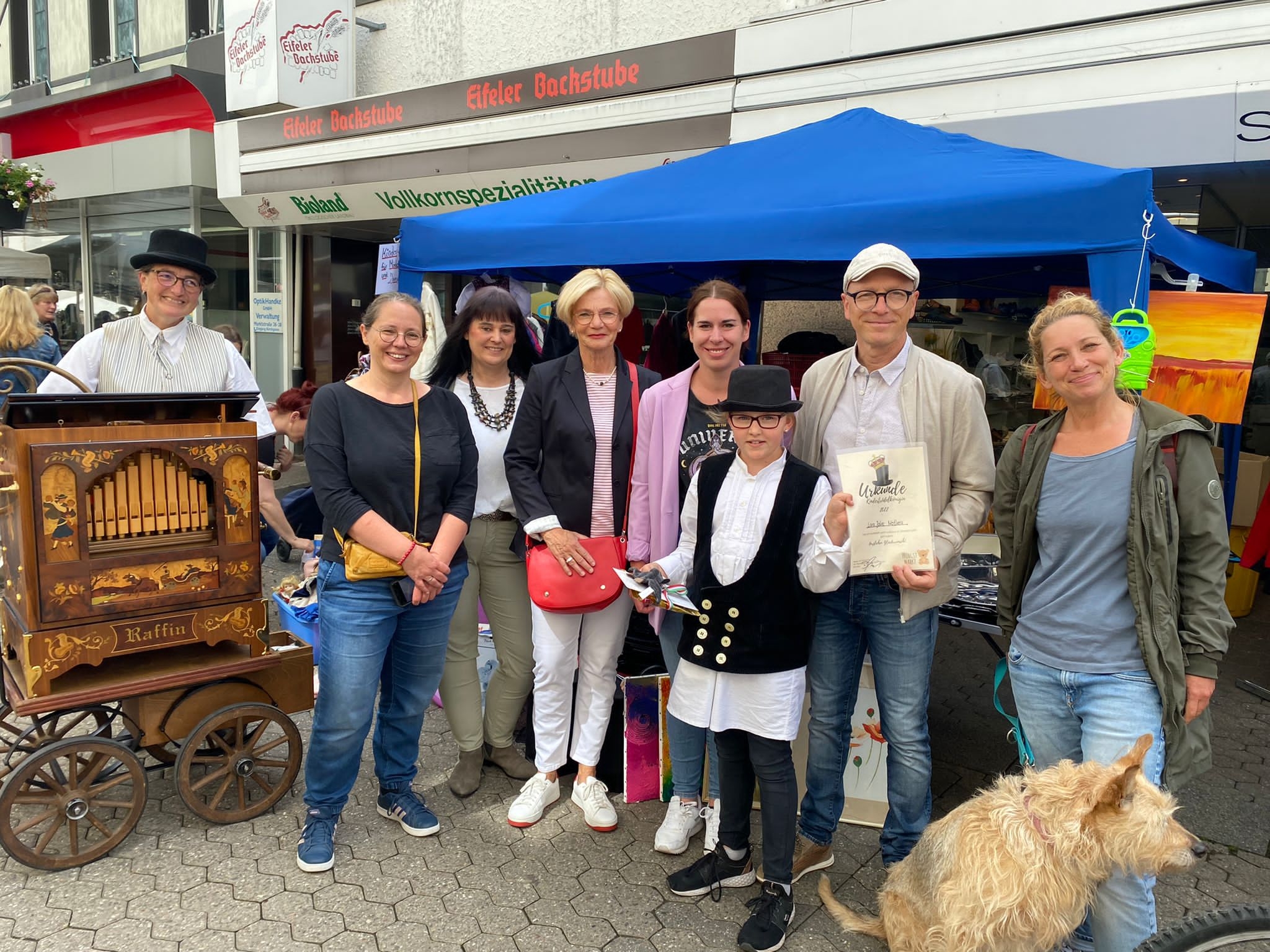 Simona Lindenlauf, Anne Schnütgen, Marion Falterbaum, Dianne von Dombois, Marktmeisterin Yvonne Müller, Trödelkönigin Lara Jolie Nöthen, Oberbürgermeister Dirk Meid und Natascha Lentes beim Pfingstflohmarkt