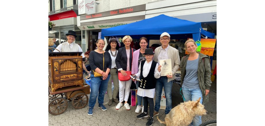 Simona Lindenlauf, Anne Schnütgen, Marion Falterbaum, Dianne von Dombois, Marktmeisterin Yvonne Müller, Trödelkönigin Lara Jolie Nöthen, Oberbürgermeister Dirk Meid und Natascha Lentes beim Pfingstflohmarkt