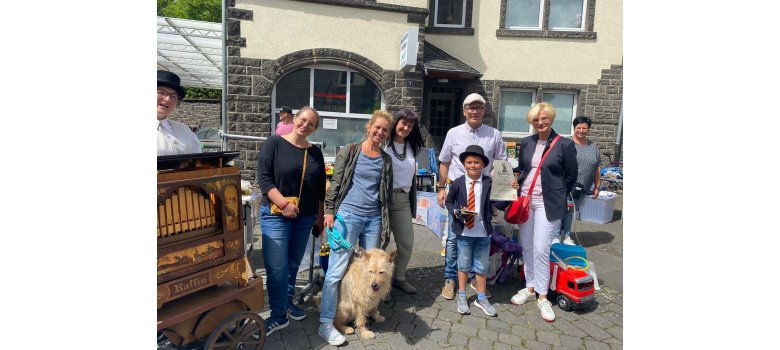 Simona Lindenlauf, Anne Schnütgen, Natascha Lentes, Marion Falterbaum, Oberbürgermeister Dirk Meid, Trödelkönig Moritz Darscheid und Dianne von Dombois beim Pfingstflohmarkt