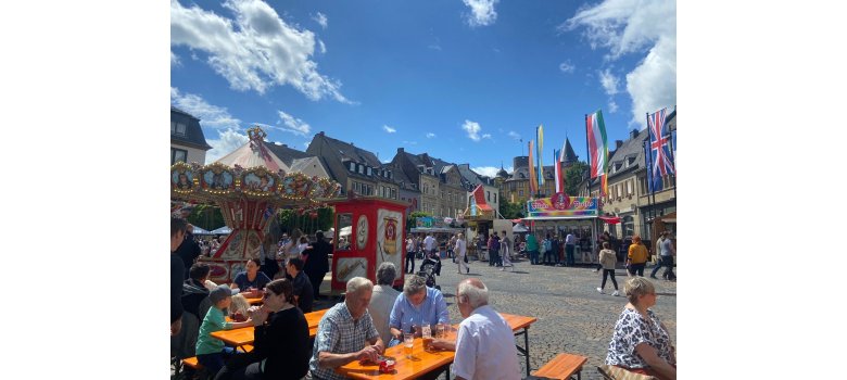 Der Mayener Marktplatz mit verschiedenen Buden beim Pfingstflohmarkt 