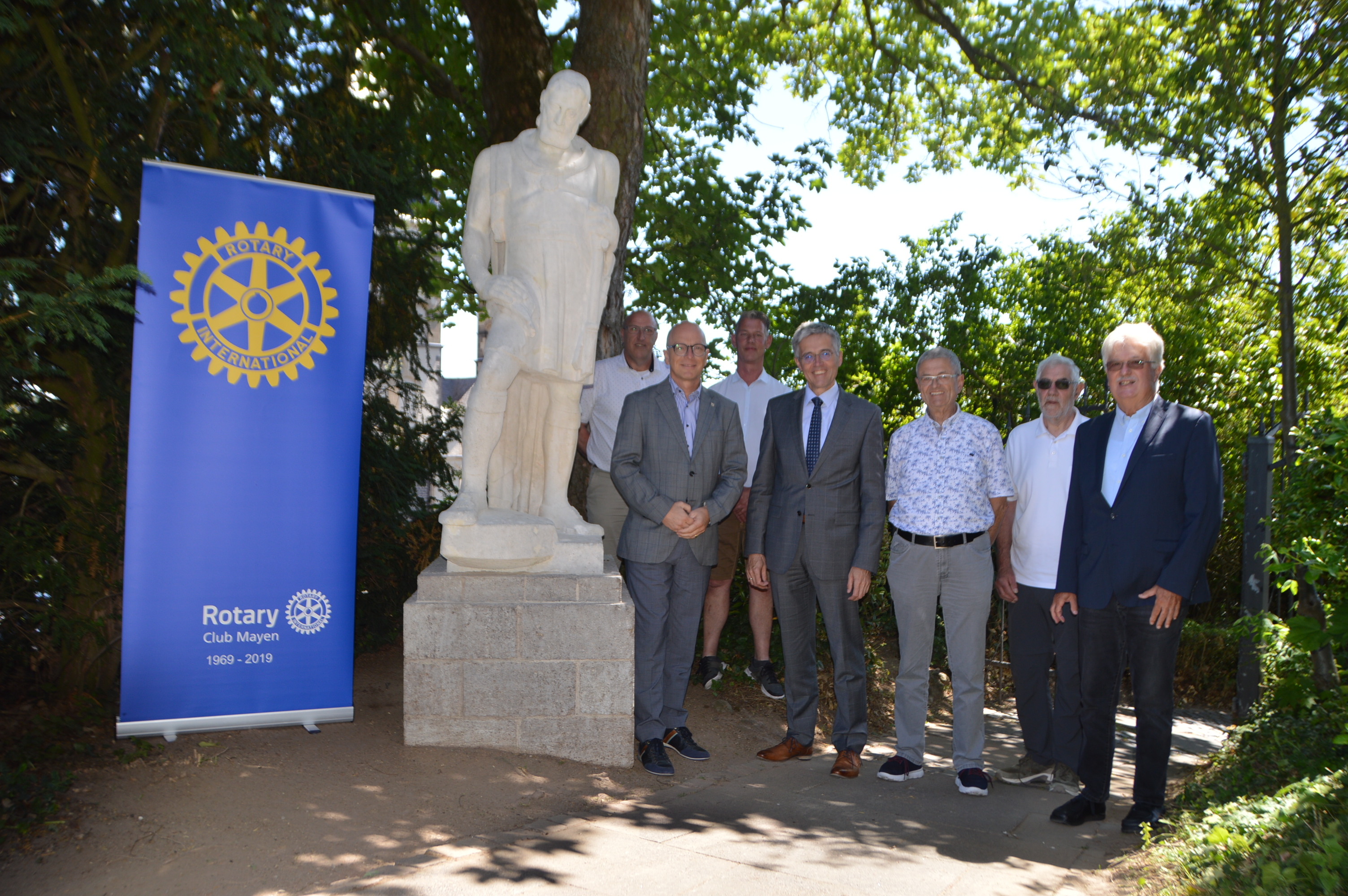 v.l.n.r.: Karl-Heinz Hoffmann, Stadtverwaltung Mayen, Oberbürgermeister Dirk Meid, der Bildhauer Ralf Bell-Schäfgen, Präsident Rotary Club Mayen Karl-Josef Esch, Schatzmeister Rotary Club Mayen Heinz Seemann, stv. Vorsitzender Lapidea Stiftung Johannes Netz und Vorsitzender Lapidea Stiftung Rolf Schumacher neben der restaurierten Statue