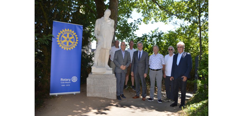 v.l.n.r.: Karl-Heinz Hoffmann, Stadtverwaltung Mayen, Oberbürgermeister Dirk Meid, der Bildhauer Ralf Bell-Schäfgen, Präsident Rotary Club Mayen Karl-Josef Esch, Schatzmeister Rotary Club Mayen Heinz Seemann, stv. Vorsitzender Lapidea Stiftung Johannes Netz und Vorsitzender Lapidea Stiftung Rolf Schumacher neben der restaurierten Statue