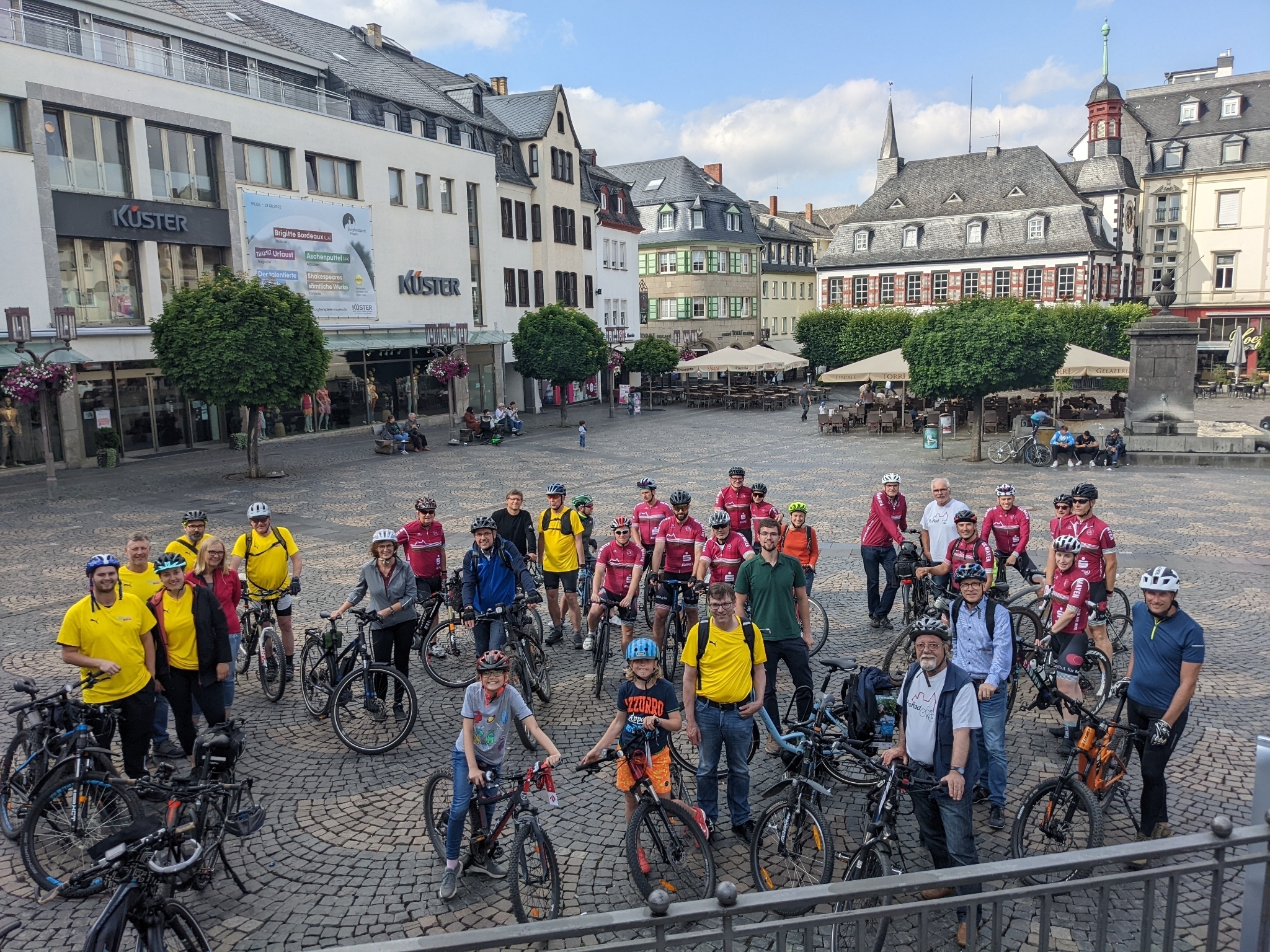 Beginn der Auftaktveranstaltung Stadtradeln mit einer Stadtrundfahrt auf dem Mayener Marktplatz