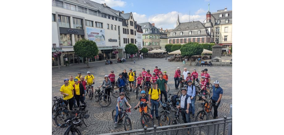 Beginn der Auftaktveranstaltung Stadtradeln mit einer Stadtrundfahrt auf dem Mayener Marktplatz