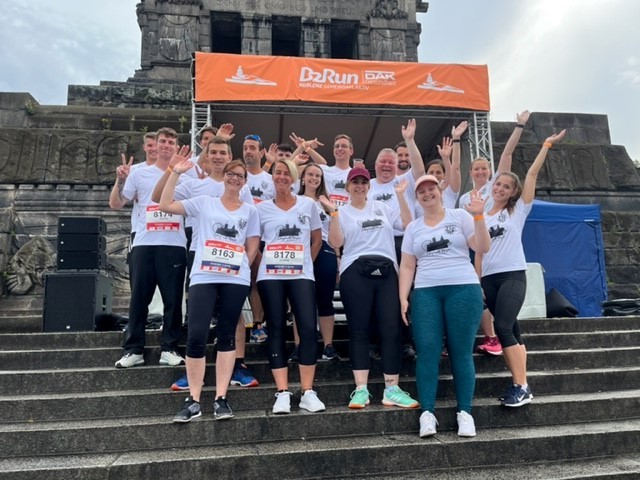 Kolleginnen und Kollegen der Stadt Mayen auf der Treppe am Deutschen Eck