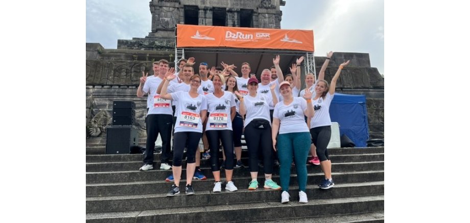 Kolleginnen und Kollegen der Stadt Mayen auf der Treppe am Deutschen Eck 