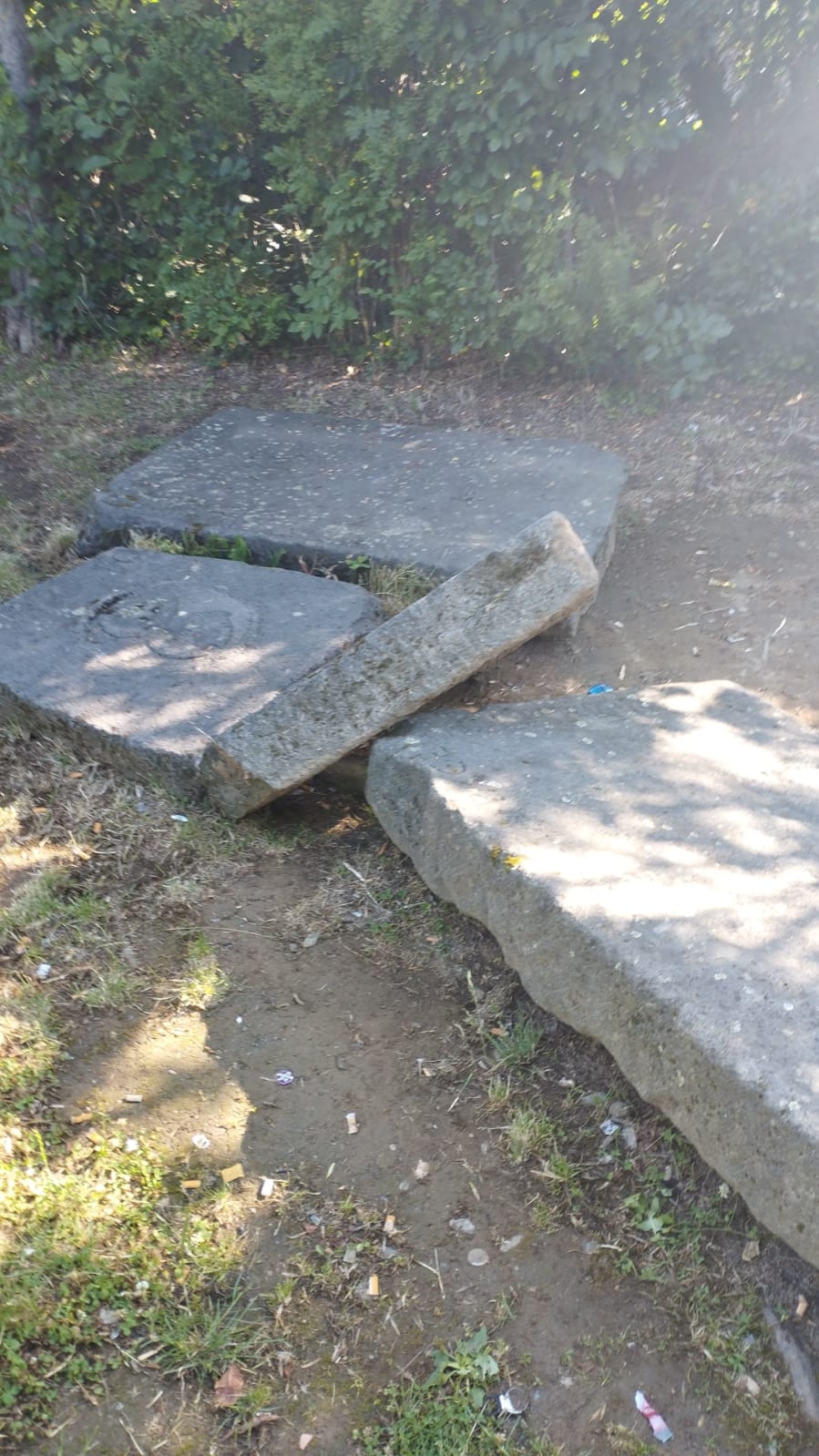 Eine beschädigte Basaltskulptur wurde in den Burggärten am Mittwochmorgen festgestellt.  