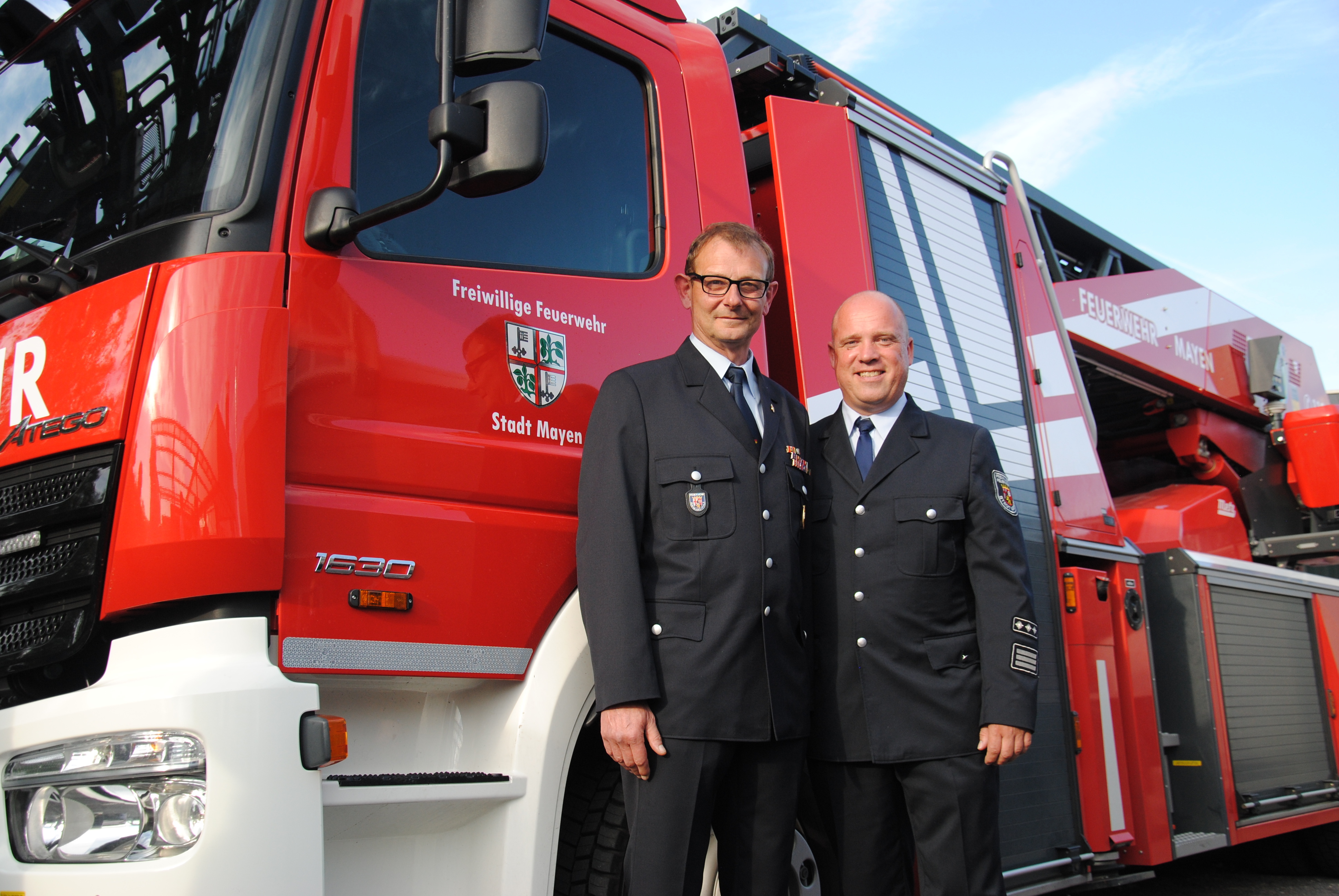 Hans-Albert Ospel und Andreas Faber vor dem Feuerwehrauto der Stadt Mayen