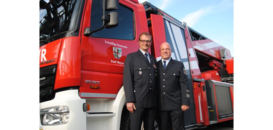 Hans-Albert Ospel und Andreas Faber vor dem Feuerwehrauto der Stadt Mayen