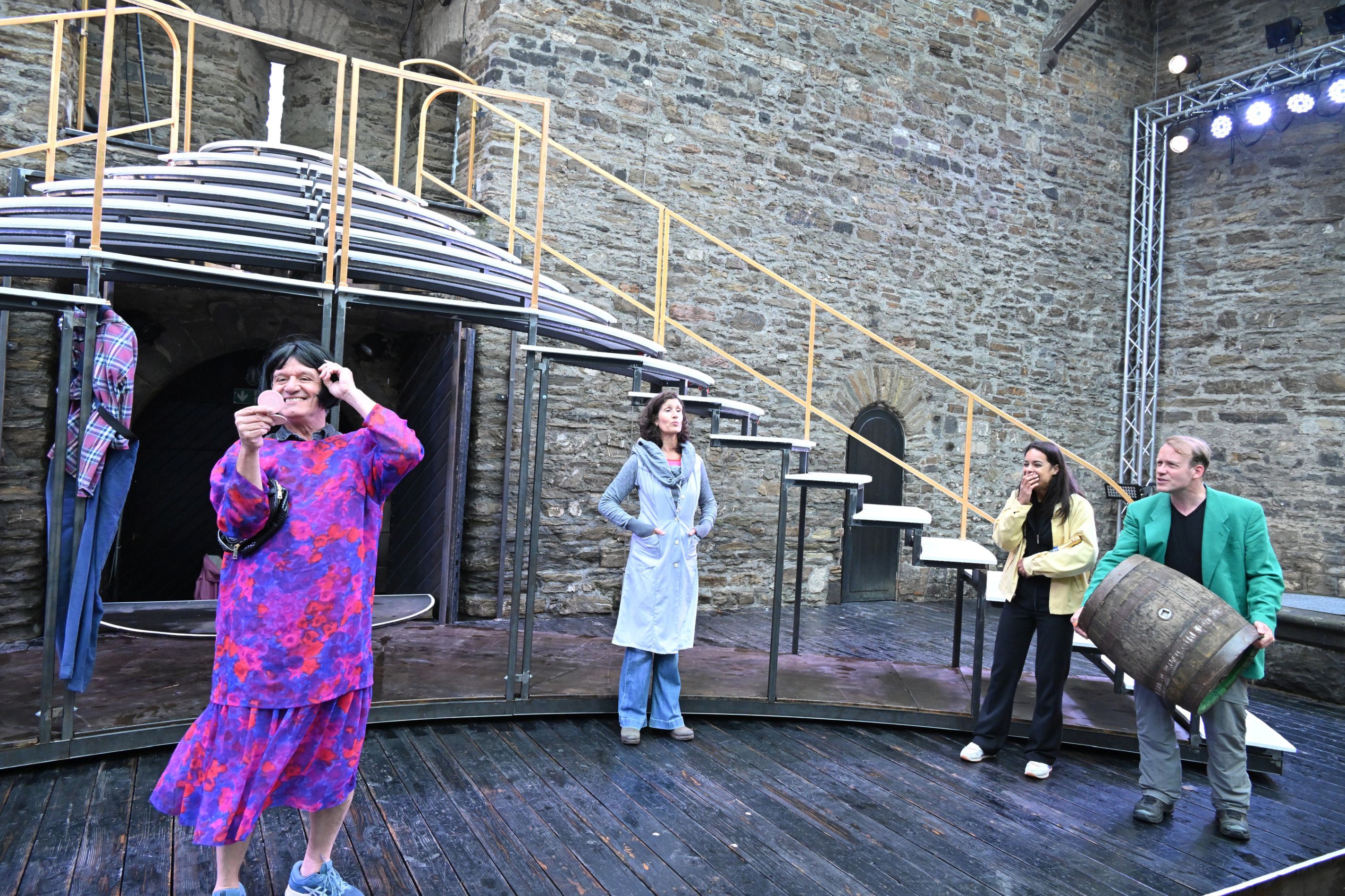 4 Personen auf der Bühne der Genovevaburg