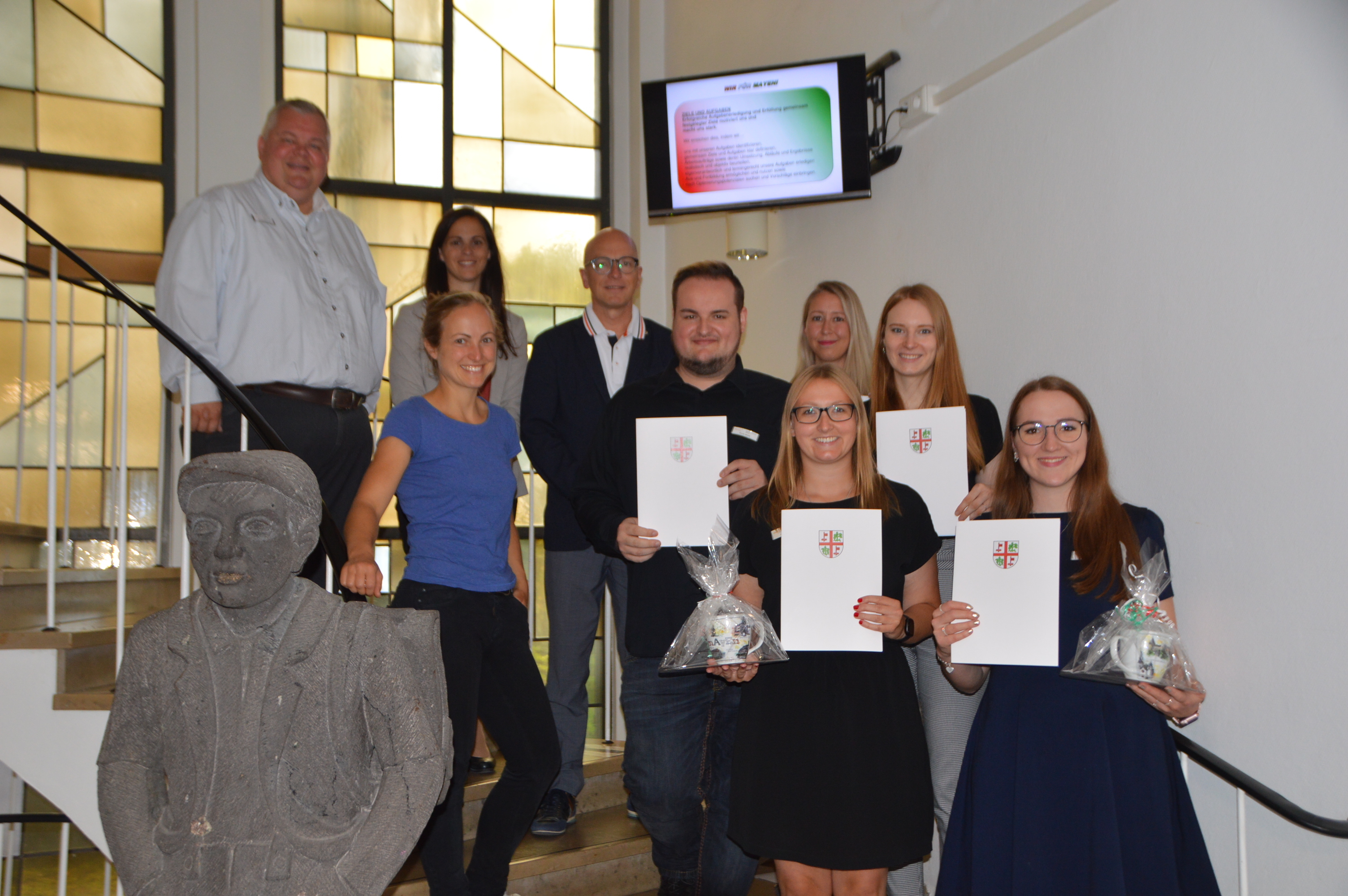 Personalratsvorsitzender Wolfgang Goeken, Büroleiterin Jasmin Alter, Gleichstellungsbeauftragte Dr. Ina Rüber, Oberbürgermeister Dirk Meid, Kevin Stoye, Stefanie Frank, Janine Pitzen, Elisa Ternes und Hanna Görgen auf der Treppe im Mayener Rathaus
