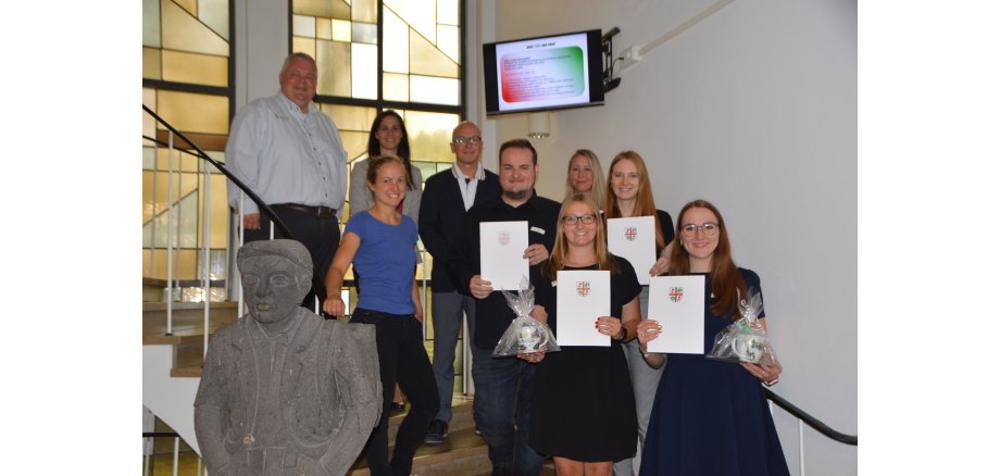 Personalratsvorsitzender Wolfgang Goeken, Büroleiterin Jasmin Alter, Gleichstellungsbeauftragte Dr. Ina Rüber, Oberbürgermeister Dirk Meid, Kevin Stoye, Stefanie Frank, Janine Pitzen, Elisa Ternes und Hanna Görgen auf der Treppe im Mayener Rathaus