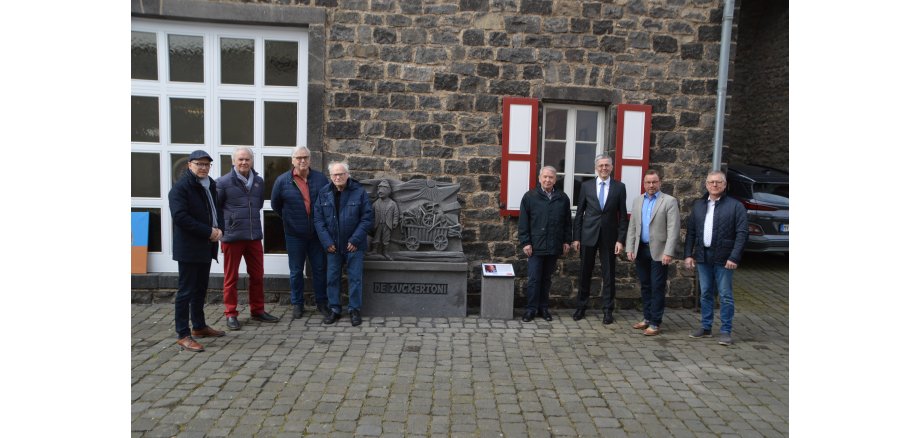 Dank von Oberbürgermeister Dirk Meid (ganz links) an alle, die sich dafür engagiert haben, dass ‚De Zuckertoni‘ jetzt wieder in Mayen zu sehen ist: (v.l.n.r.) Künstler Helmut Lung, Hans Schüller (Vorsitzender Geschichts- und Altertumsverein für Mayen und Umgebung e.V.), Achim Hippel, Helmut Sareyko, Karl-Josef Esch (Vorstandsvorsitzender Kreissparkasse Mayen), Wolfgang Treis (Präsident der SGD Nord und Oberbürgermeister aD), Frank Paucken (Scherer Natursteinwerke GmbH & Co. KG)