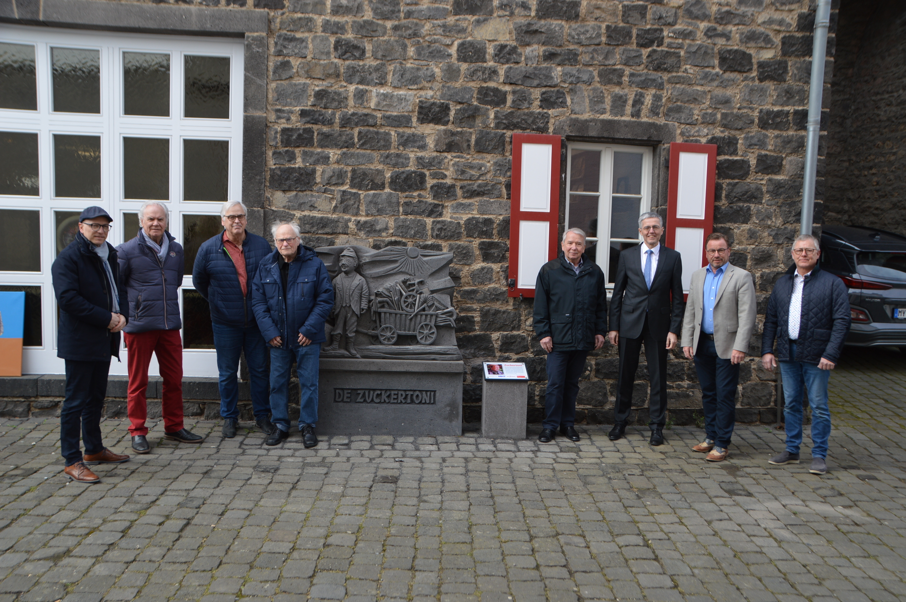 Dank von Oberbürgermeister Dirk Meid (ganz links) an alle, die sich dafür engagiert haben, dass ‚De Zuckertoni‘ jetzt wieder in Mayen zu sehen ist: (v.l.n.r.) Künstler Helmut Lung, Hans Schüller (Vorsitzender Geschichts- und Altertumsverein für Mayen und Umgebung e.V.), Achim Hippel, Helmut Sareyko, Karl-Josef Esch (Vorstandsvorsitzender Kreissparkasse Mayen), Wolfgang Treis (Präsident der SGD Nord und Oberbürgermeister aD), Frank Paucken (Scherer Natursteinwerke GmbH & Co. KG)