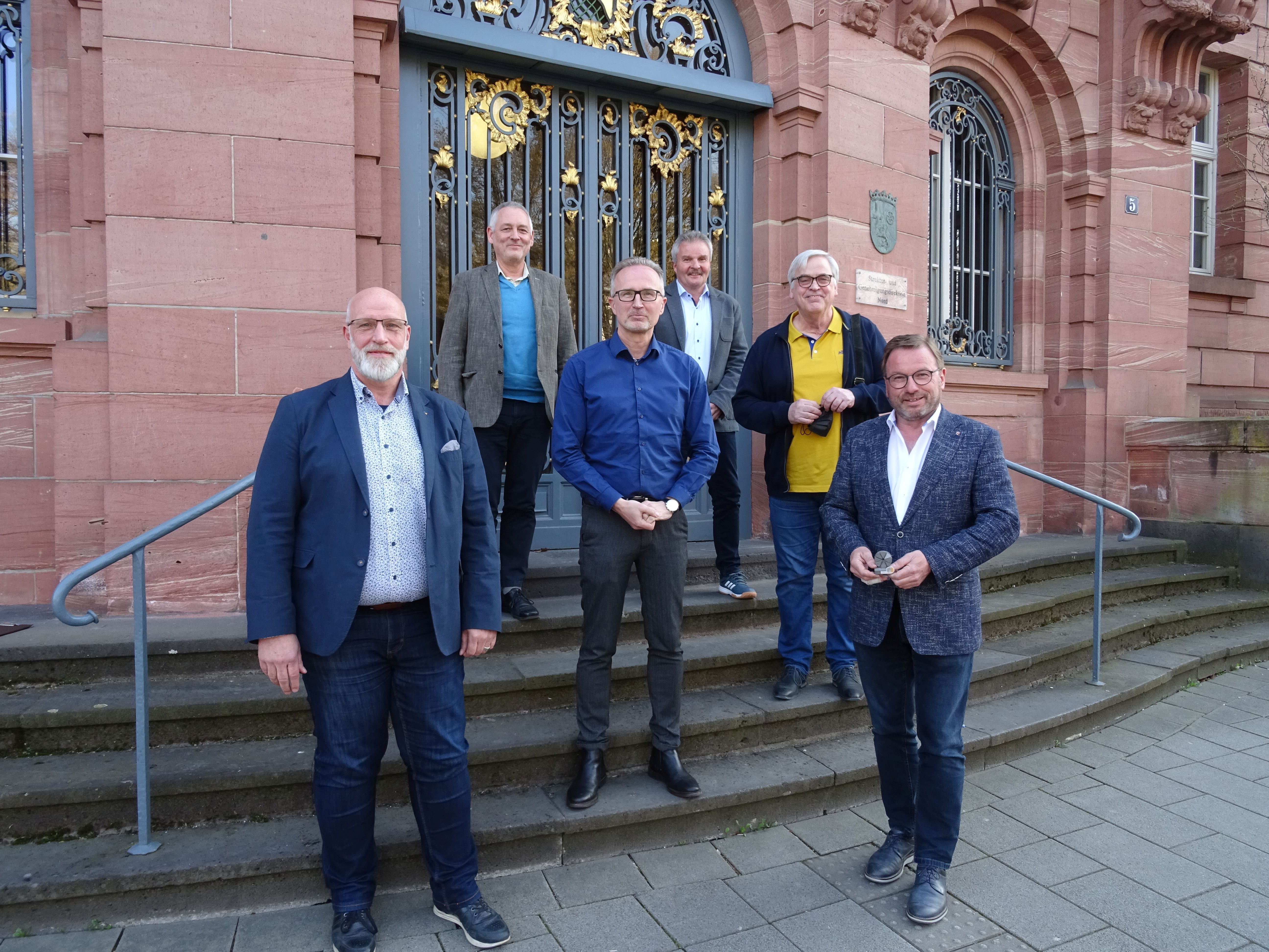 Unser Bild zeigt die Teilnehmer der Gesprächsrunde von links nach rechts Uwe Hoffmann, Eberhard Stippler, Vizepräsident Dr. Martin Kaschny, Robert Dewald, Hans Schüller, Präsident Wolfgang Treis 